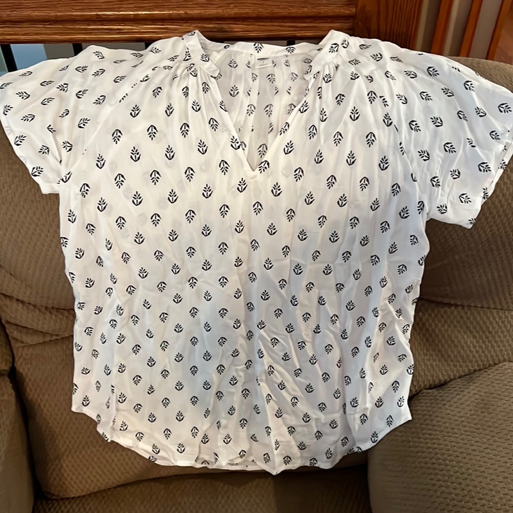 White print short sleeve blouse